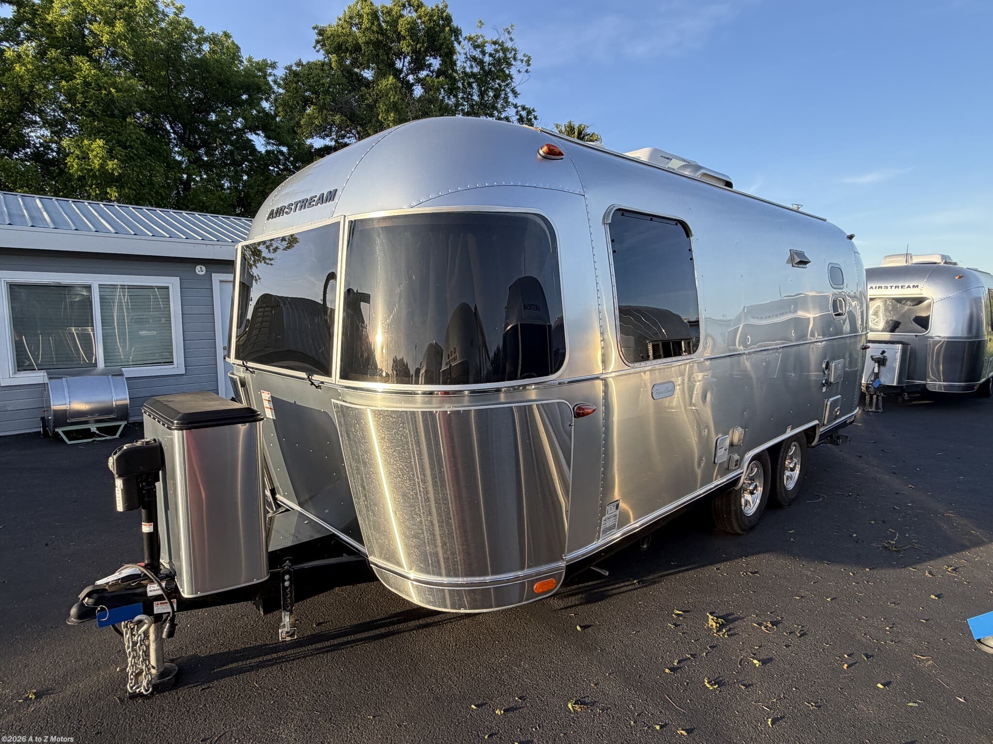 2022 Airstream Flying Cloud 23FB - Used Travel Trailer For Sale by A to Z Motors in Winters, California features Inverter, Roof Vent, Insulated, Toilet, Heat Pump