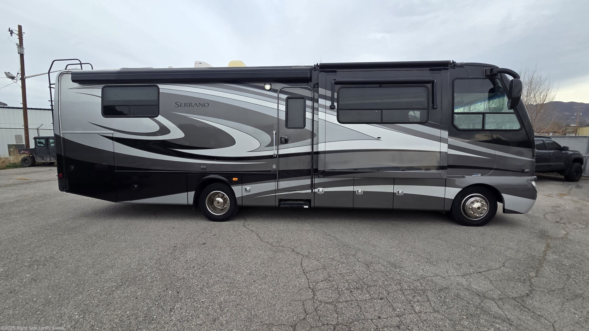 2011 Four Winds Serrano 31V - Used Class A For Sale by Right Side Up RV Sales in Salt Lake City, Utah