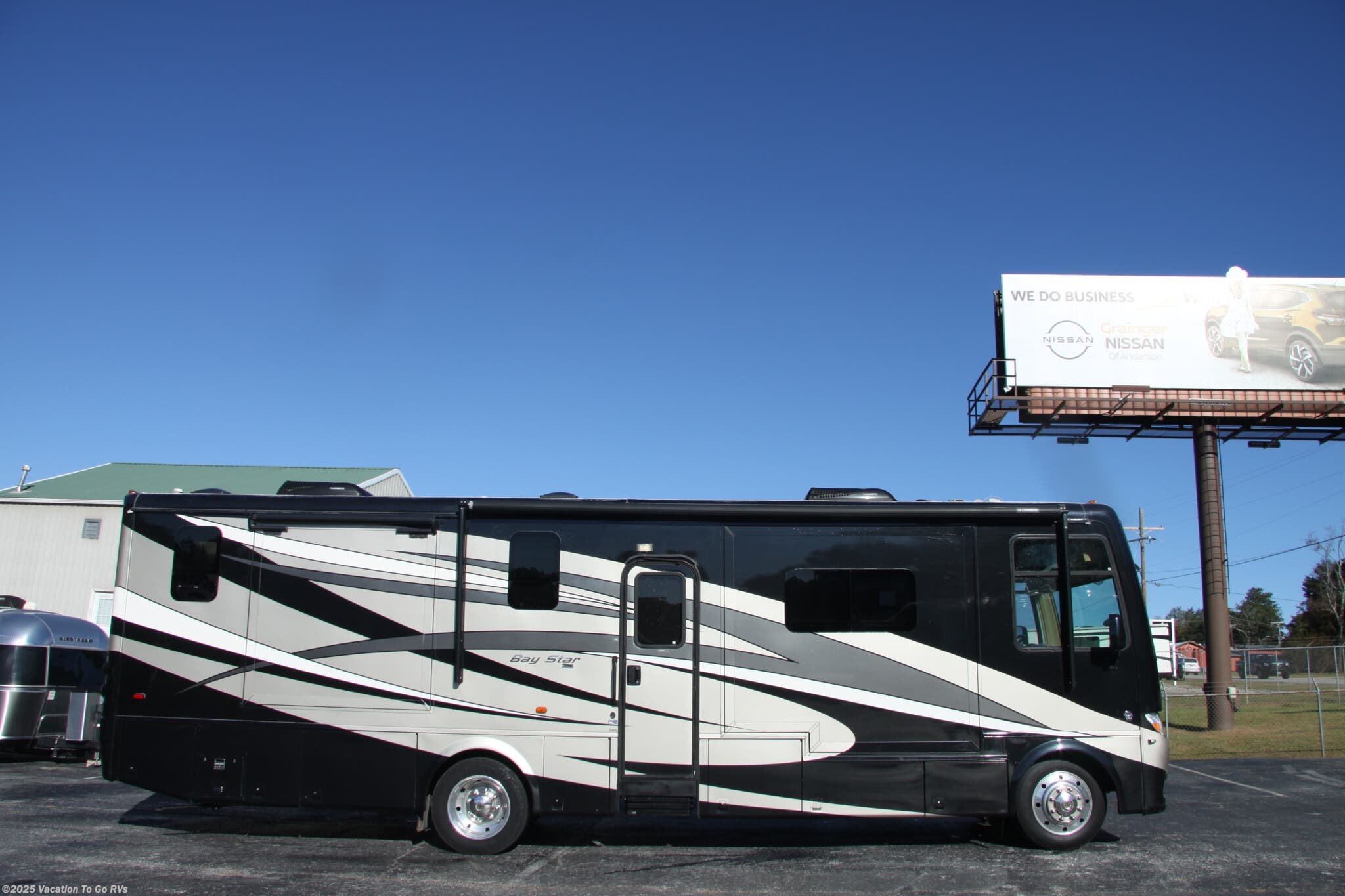 2016 Newmar Bay Star Bath and Half - Used Class A For Sale by Vacation To Go RVs in Pendleton, South Carolina features Skylight, Convection Microwave, Power Awning, Water Heater, Generator