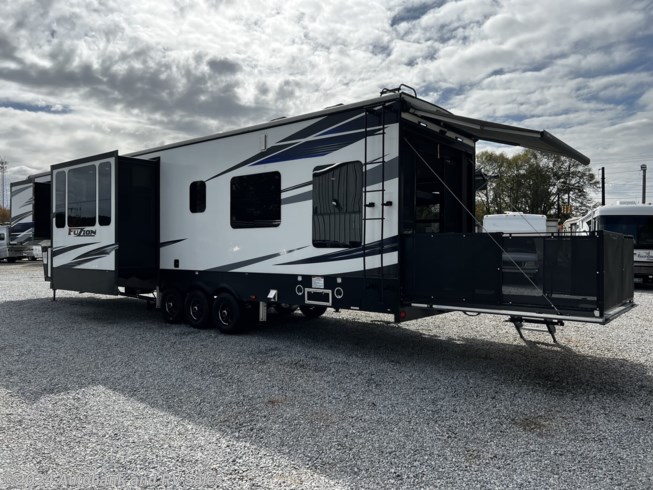 2019 Fuzion 424 by Keystone from Autobank and RV Sales in Greenville, South Carolina