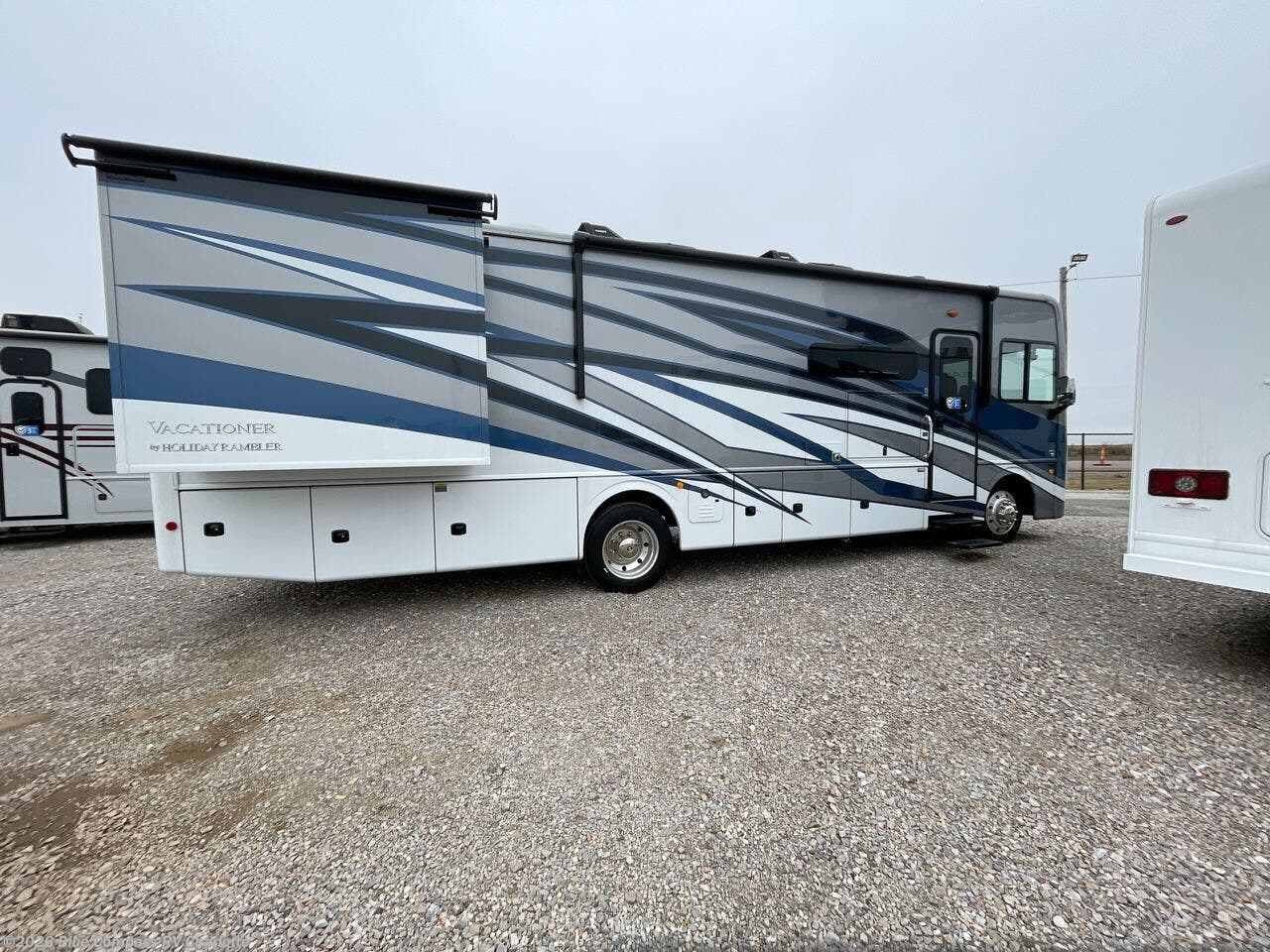 2026 Vacationer 33C by Holiday Rambler from Blue Compass RV Charlotte in Concord, North Carolina