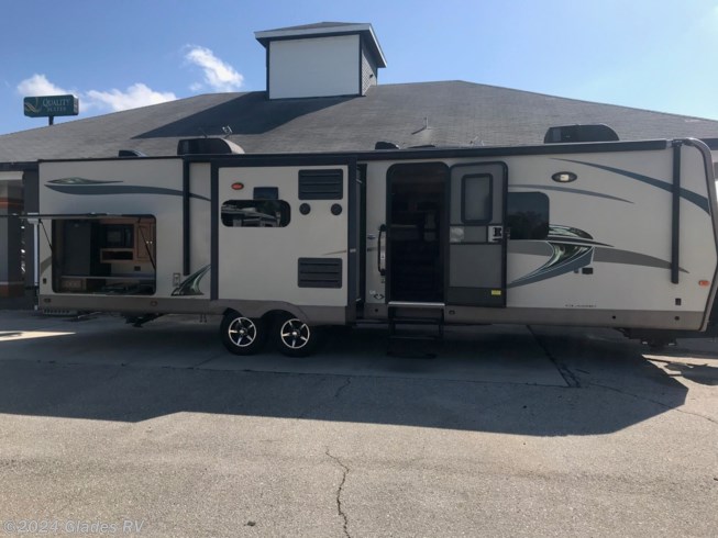 2016 Forest River Flagstaff Classic Super Lite 829IKRBS - Used Travel Trailer For Sale by Glades RV in Fort Myers, Florida features Surround Sound System, Power Roof Vent, Refrigerator, CD Player, Toilet