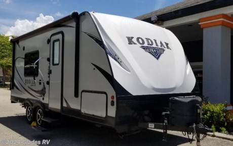 &lt;p&gt;NICE LIGHT WEIGHT COUPLES TRAILER, FRONT FIBERGLASS CAP, LARGE REAR BATH, FRONT QUEEN BED, HUGE RESIDENTIAL STYLE FARM SINK, 2 BIKE RACK, POWER PATIO AWNING, SPARE TIRE, CURT WEIGHT DIST. HITCH INCLUDED. READY FOR YOUR RV ADVENTURE.&lt;/p&gt;