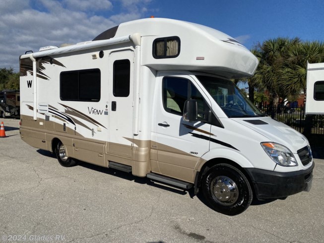 2011 Winnebago View 24K - Used Class C For Sale by Glades RV in Fort Myers, Florida features Air Conditioning, Microwave, Hitch, Toilet, Auxiliary Battery