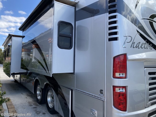 2008 Tiffin Phaeton 42 QRH - Used Diesel Pusher For Sale by Glades RV in Fort Myers, Florida features Stove Top Burner, Refrigerator, Microwave, Stove, Air Conditioning