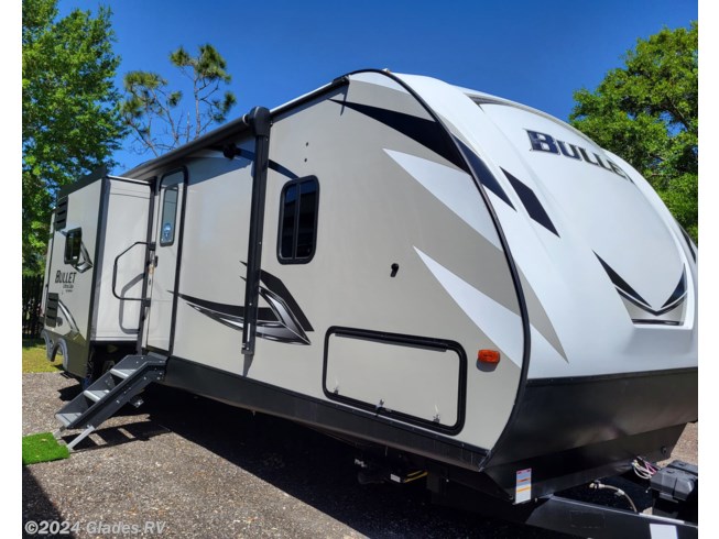 2020 Keystone Bullet 330BHS - Used Travel Trailer For Sale by Glades RV in Fort Myers, Florida features Bath & 1/2, Bunk Beds, Second Roof A/C