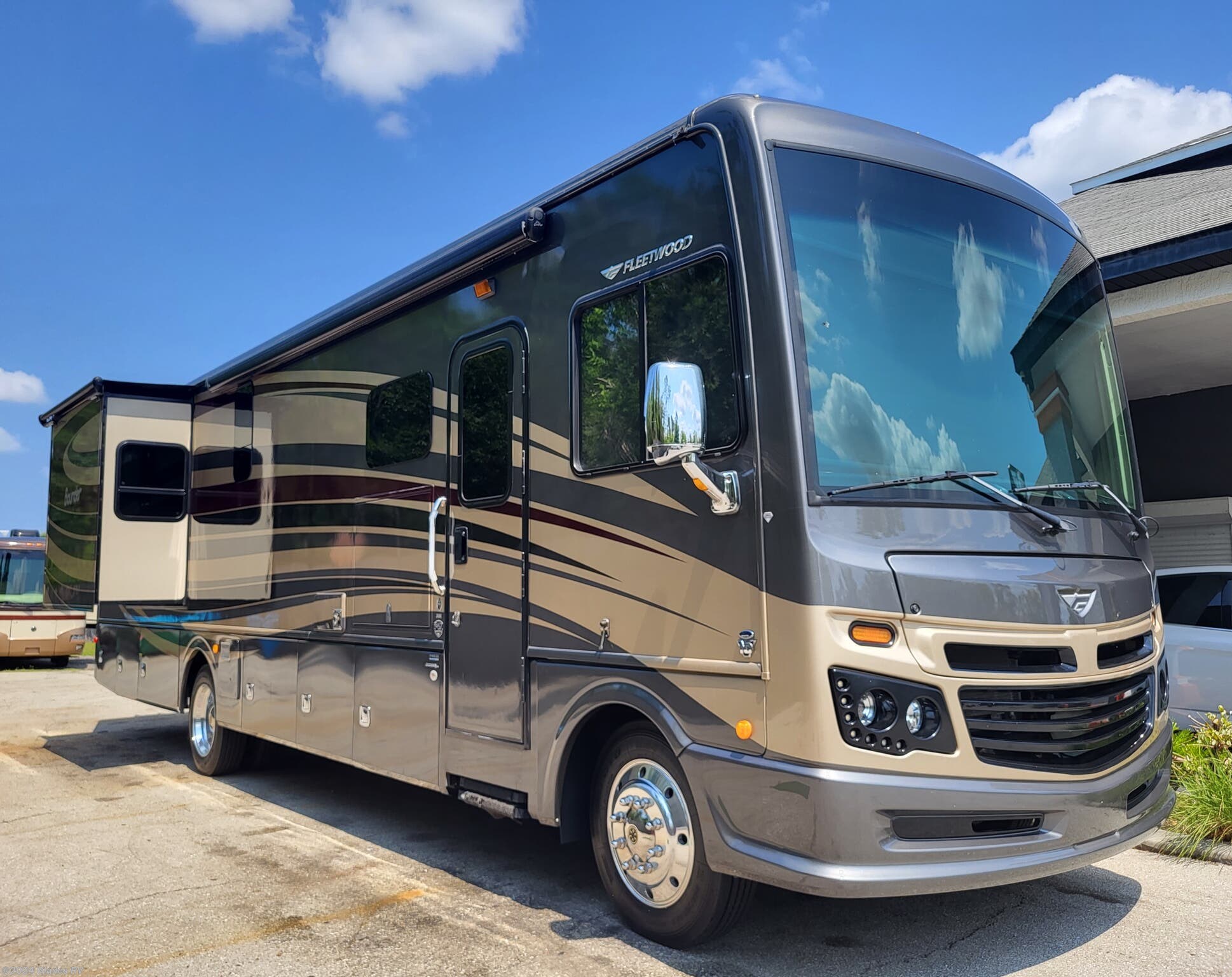 2017 Fleetwood Bounder 35K RV for Sale in Fort Myers, FL 33912 | 1256 ...