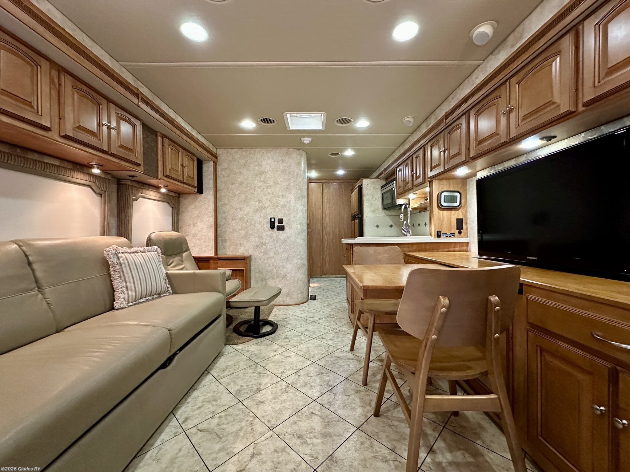 2011 Winnebago Journey Express 34Y - Used Diesel Pusher For Sale by Glades RV in Fort Myers, Florida features 50 Amp Service, Power Entrance Step, King Size Bed, Microwave, Power Awning