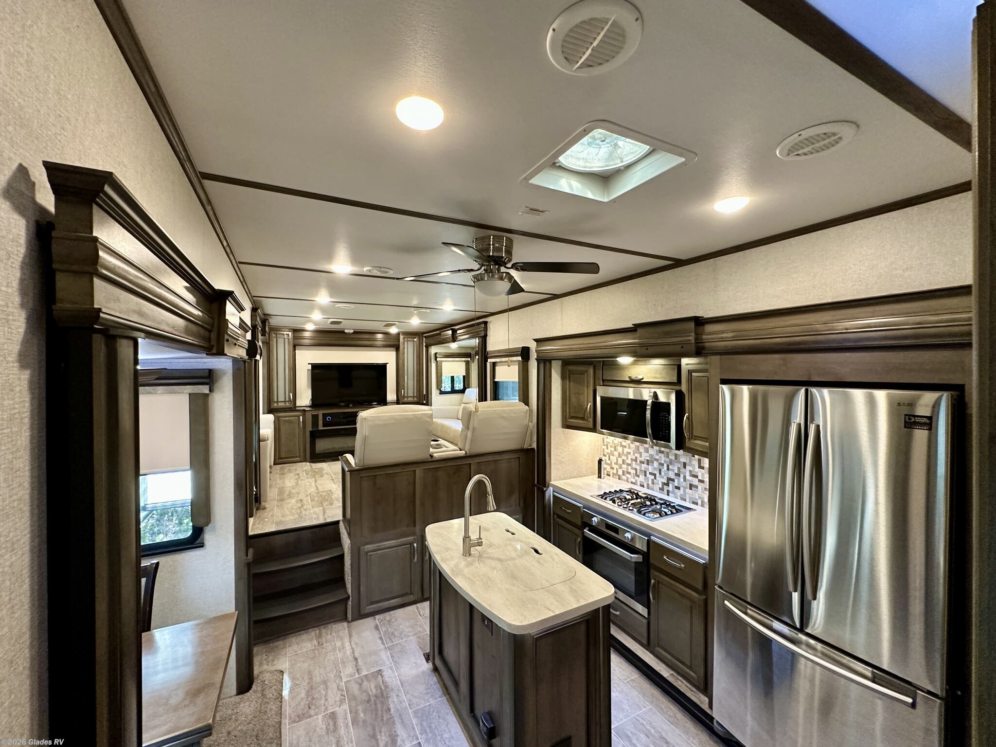 2019 Keystone Montana 3791RD - Used Fifth Wheel For Sale by Glades RV in Fort Myers, Florida features 50 Amp Service, Washer, Dryer, Residential Refrigerator, Automatic Leveling Jacks