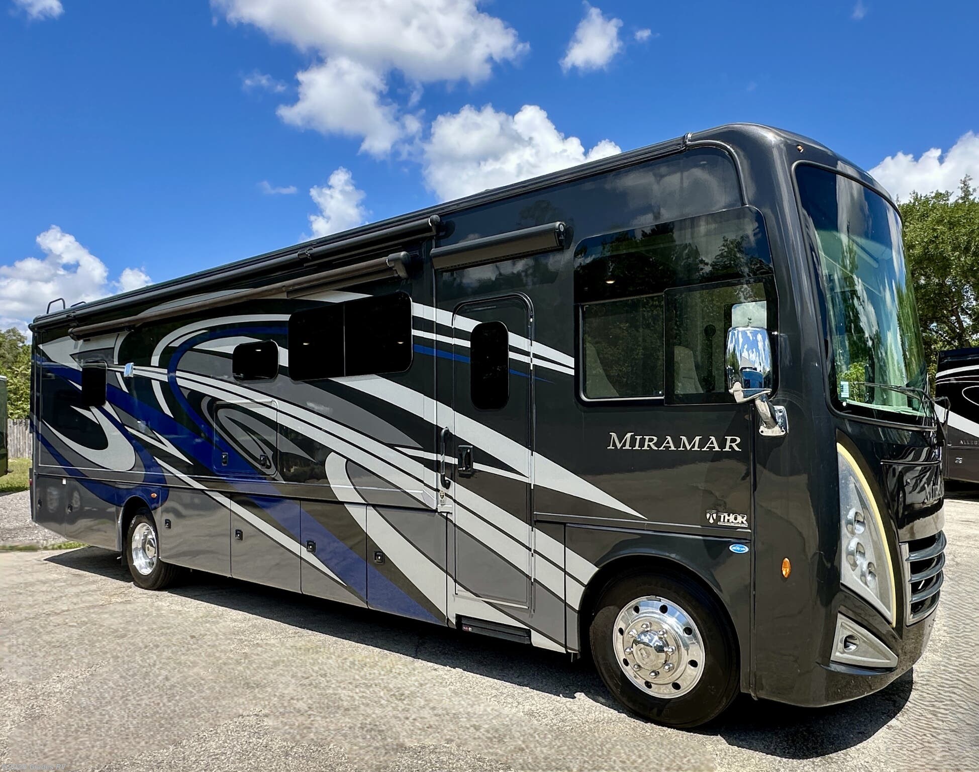 2023 Thor Motor Coach Miramar 35.2