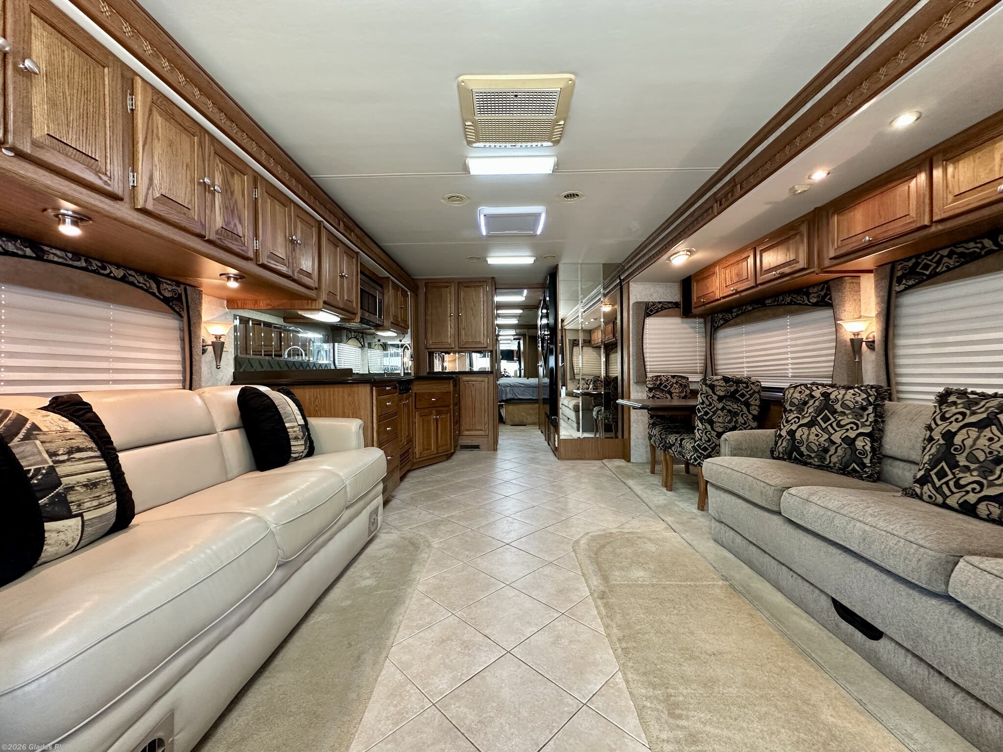 2006 Tiffin Phaeton 40 QSH - Used Diesel Pusher For Sale by Glades RV in Fort Myers, Florida features Automatic Leveling Jacks, Backup Camera, 50 Amp Service, Queen Bed, Washer/Dryer Combo