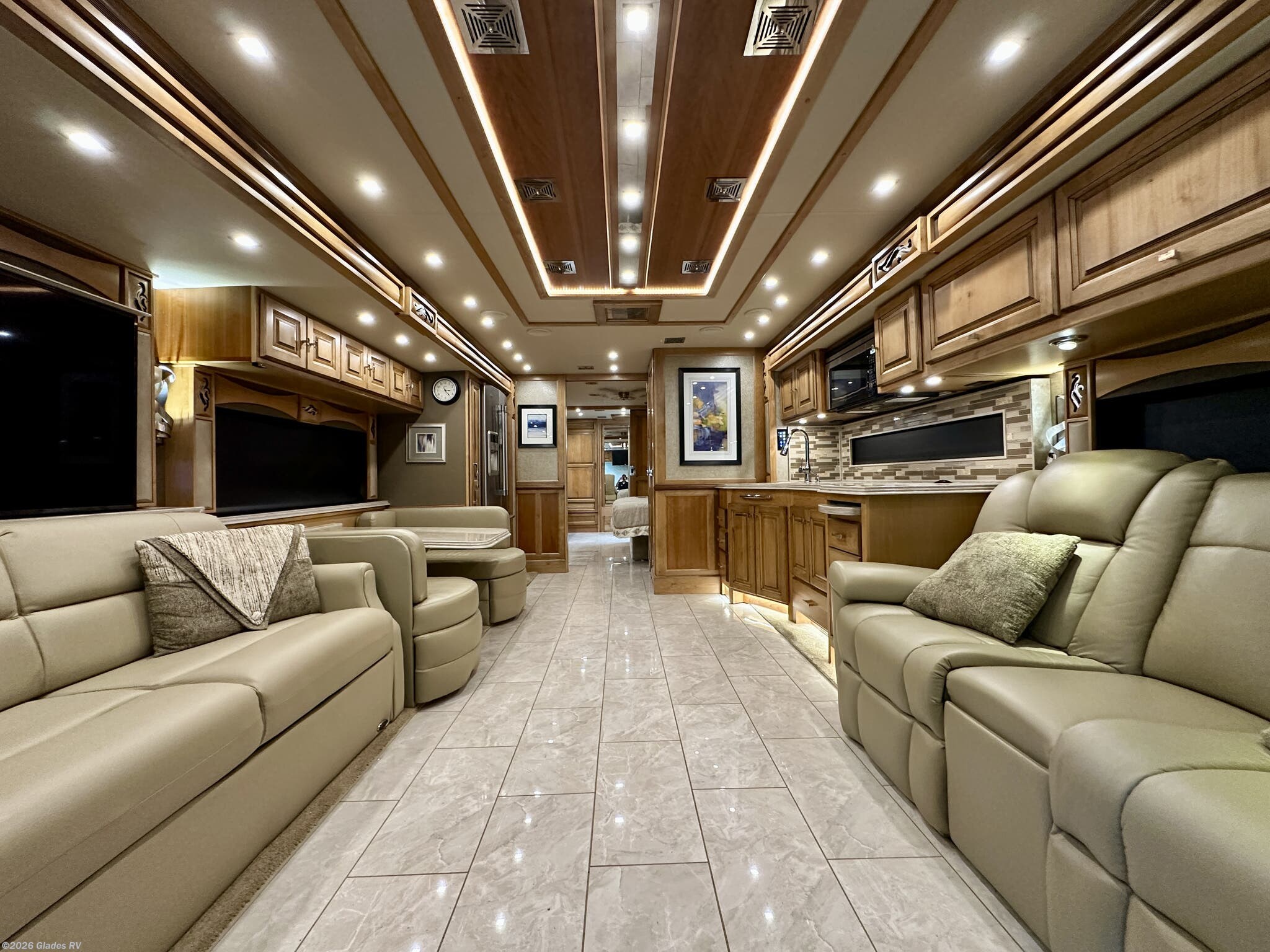 2019 Tiffin Phaeton 40 IH - Used Diesel Pusher For Sale by Glades RV in Fort Myers, Florida features King Size Bed, Day/Night Shades, 50 Amp Service, Keyless Entry, Televator TV