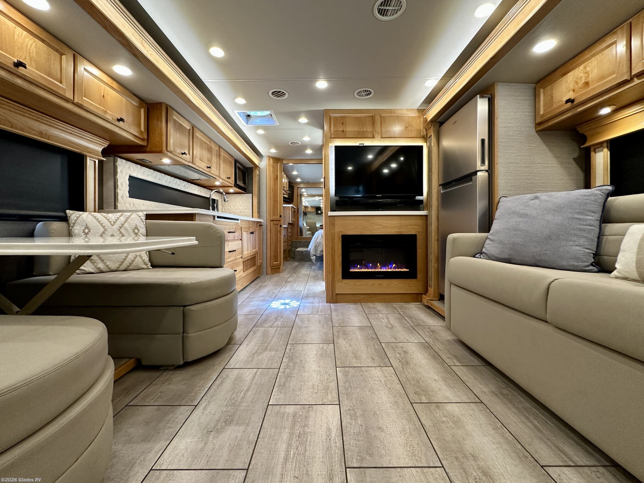 2022 Tiffin Allegro Breeze 33 BR - Used Diesel Pusher For Sale by Glades RV in Fort Myers, Florida features 50 Amp Service, Second Roof A/C, Automatic Leveling Jacks, Solar Panels, King Size Bed