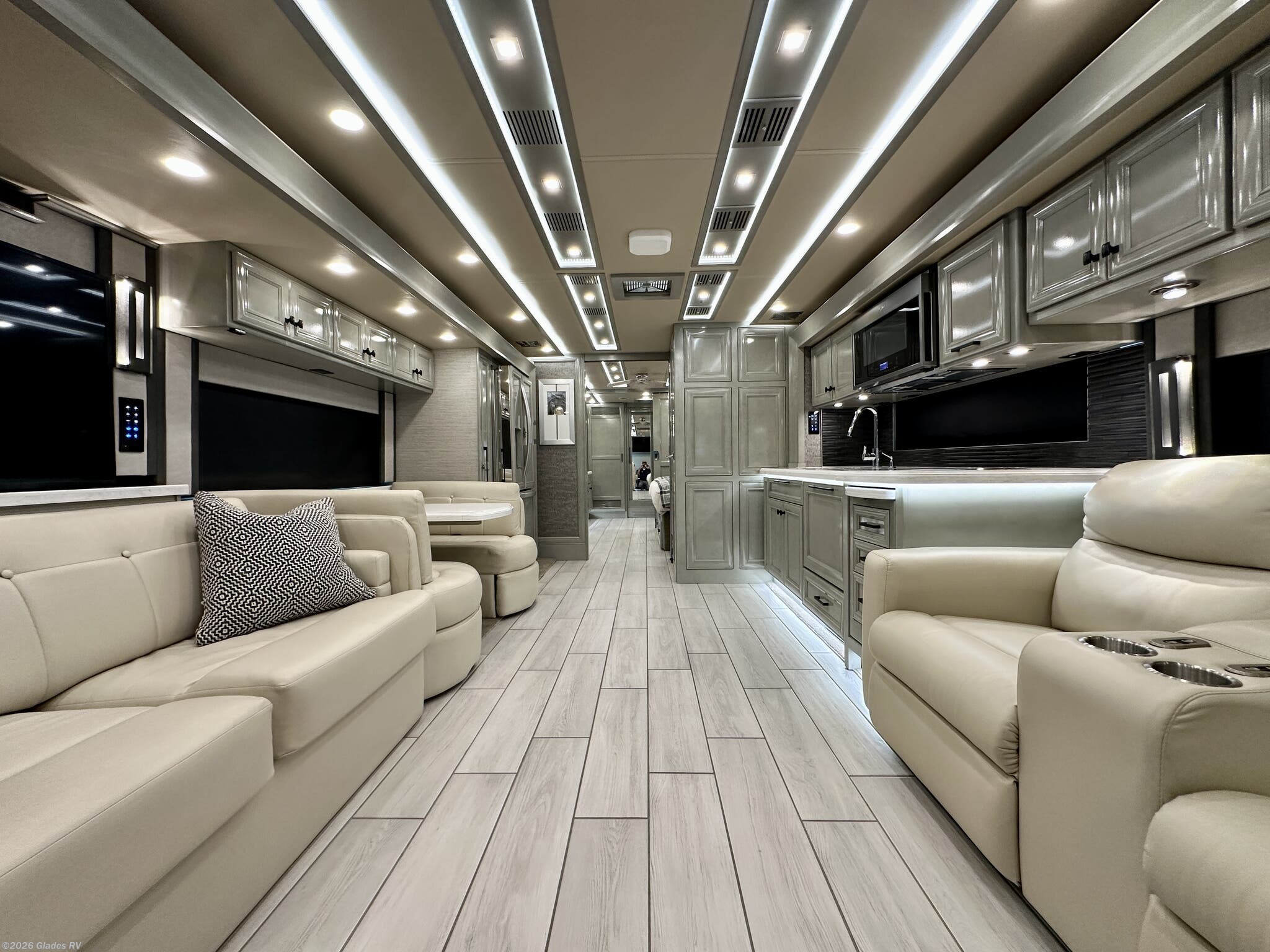 2021 Tiffin Allegro Bus 40 IP - Used Diesel Pusher For Sale by Glades RV in Fort Myers, Florida features Hydronic Heat, Backup Camera, 50 Amp Service, Bath & 1/2, Power Entrance Step
