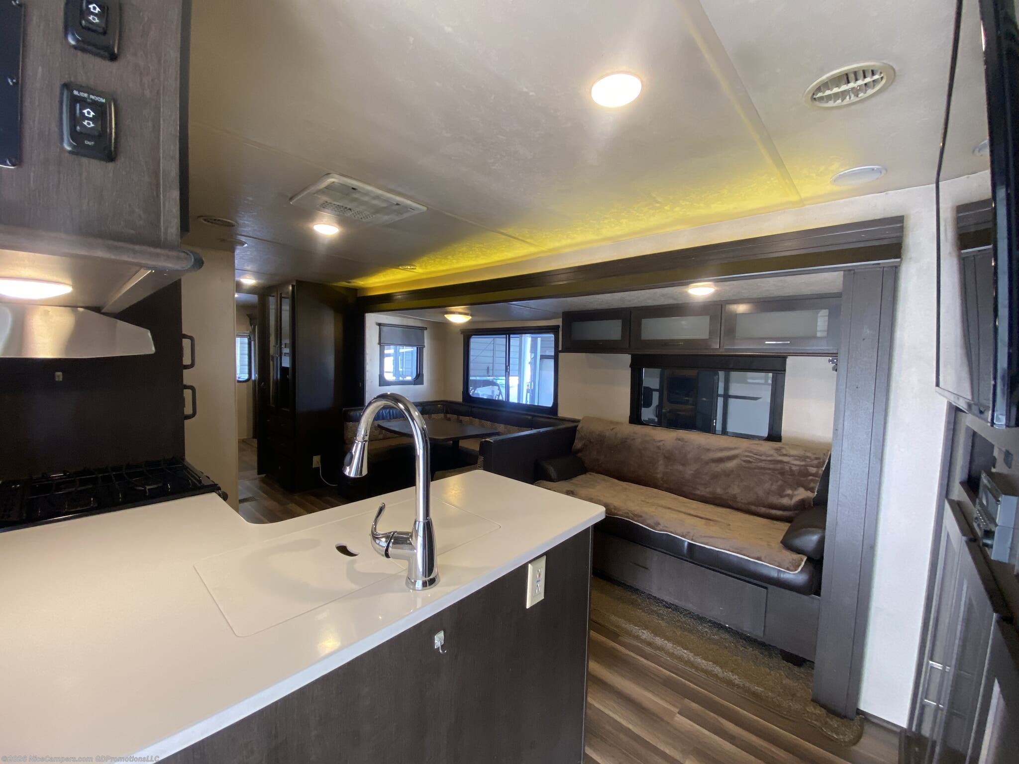 2018 Wildwood 32BHDS by Forest River from NiceCampers.com in Russellville, Arkansas