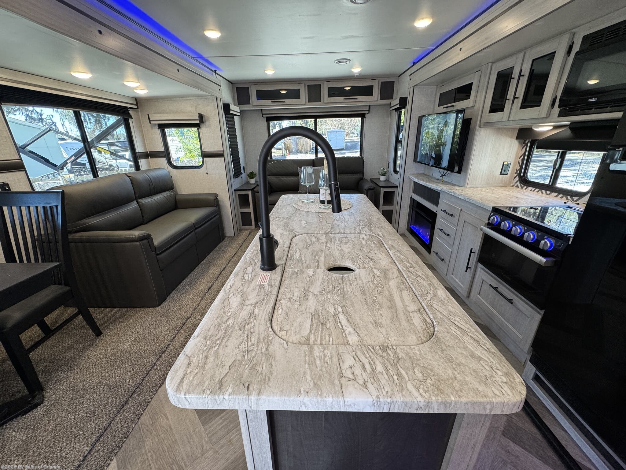 2023 CrossRoads Zinger 380FB - Used Travel Trailer For Sale by RV Sales of Orlando in Longwood, Florida features Furnace, Microwave, Water Heater, Stove, Refrigerator