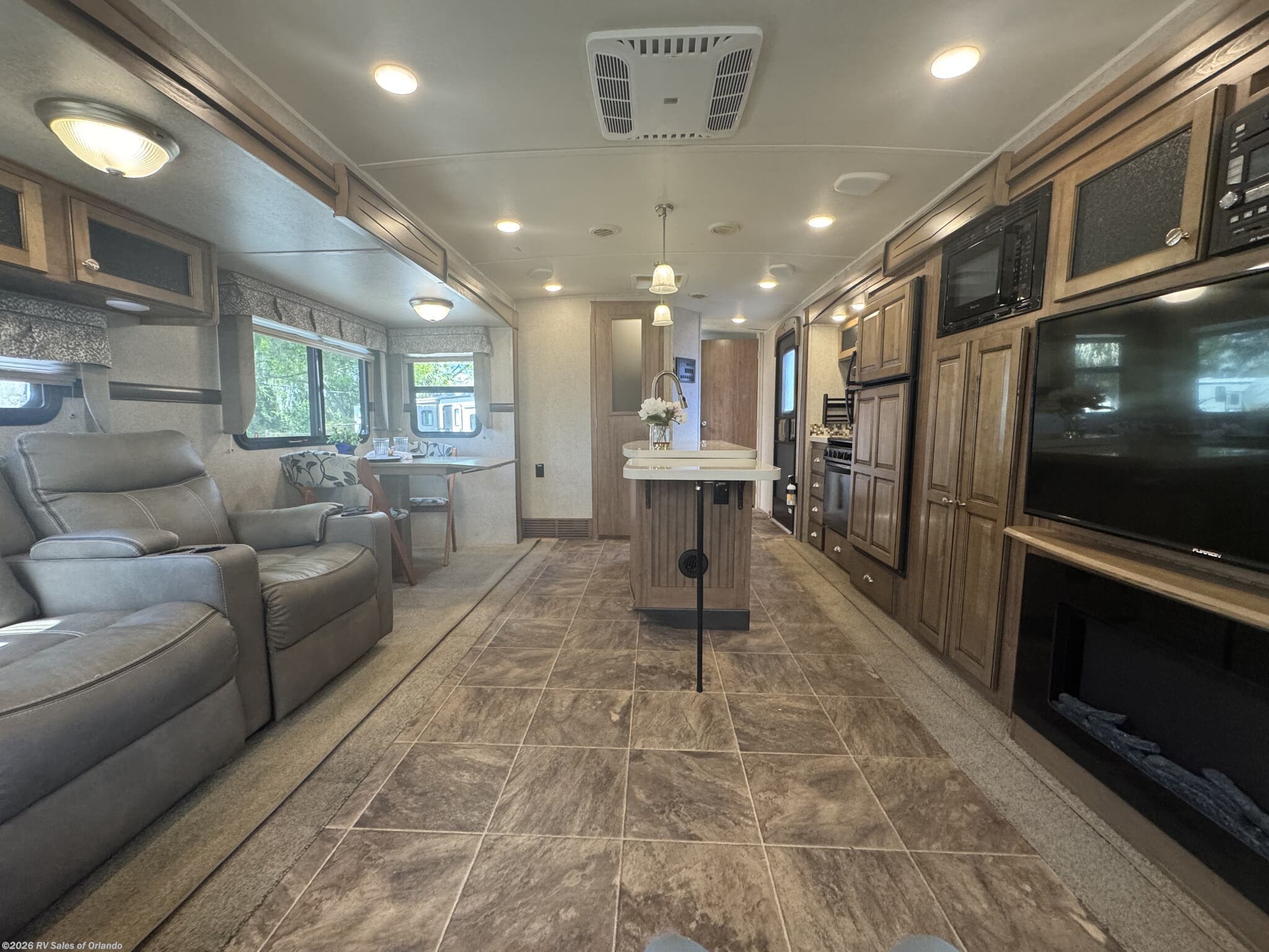 2016 Forest River Rockwood Signature Ultra Lite 8328BS - Used Travel Trailer for sale by RV Sales of Orlando in Longwood, Florida