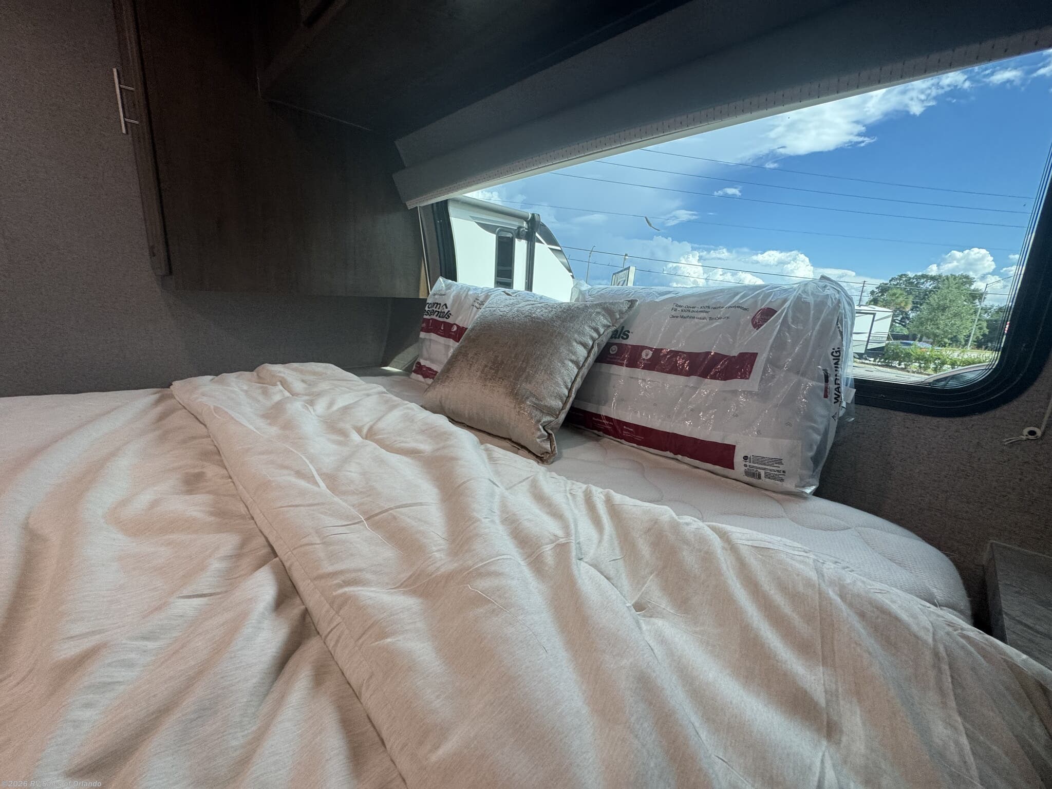 2020 Forest River Rockwood Mini Lite 2109S - Used Travel Trailer For Sale by RV Sales of Orlando in Longwood, Florida features TV, Shower, Screen Door, Awning, Microwave