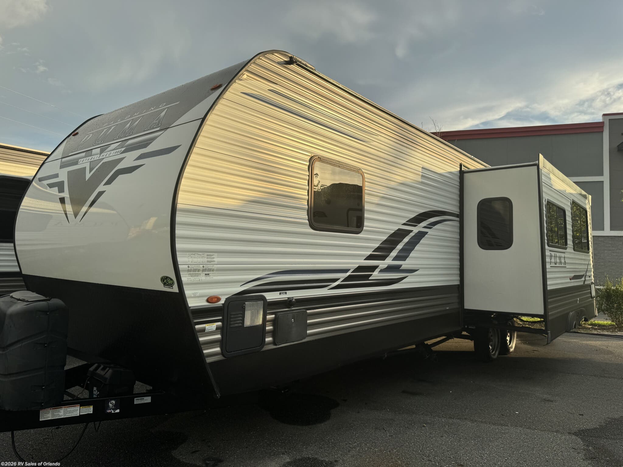 2022 Palomino Puma 28BHSS - Used Travel Trailer For Sale by RV Sales of Orlando in Longwood, Florida features Battery Charger, Converter, Dinette, Medicine Cabinet, Refrigerator
