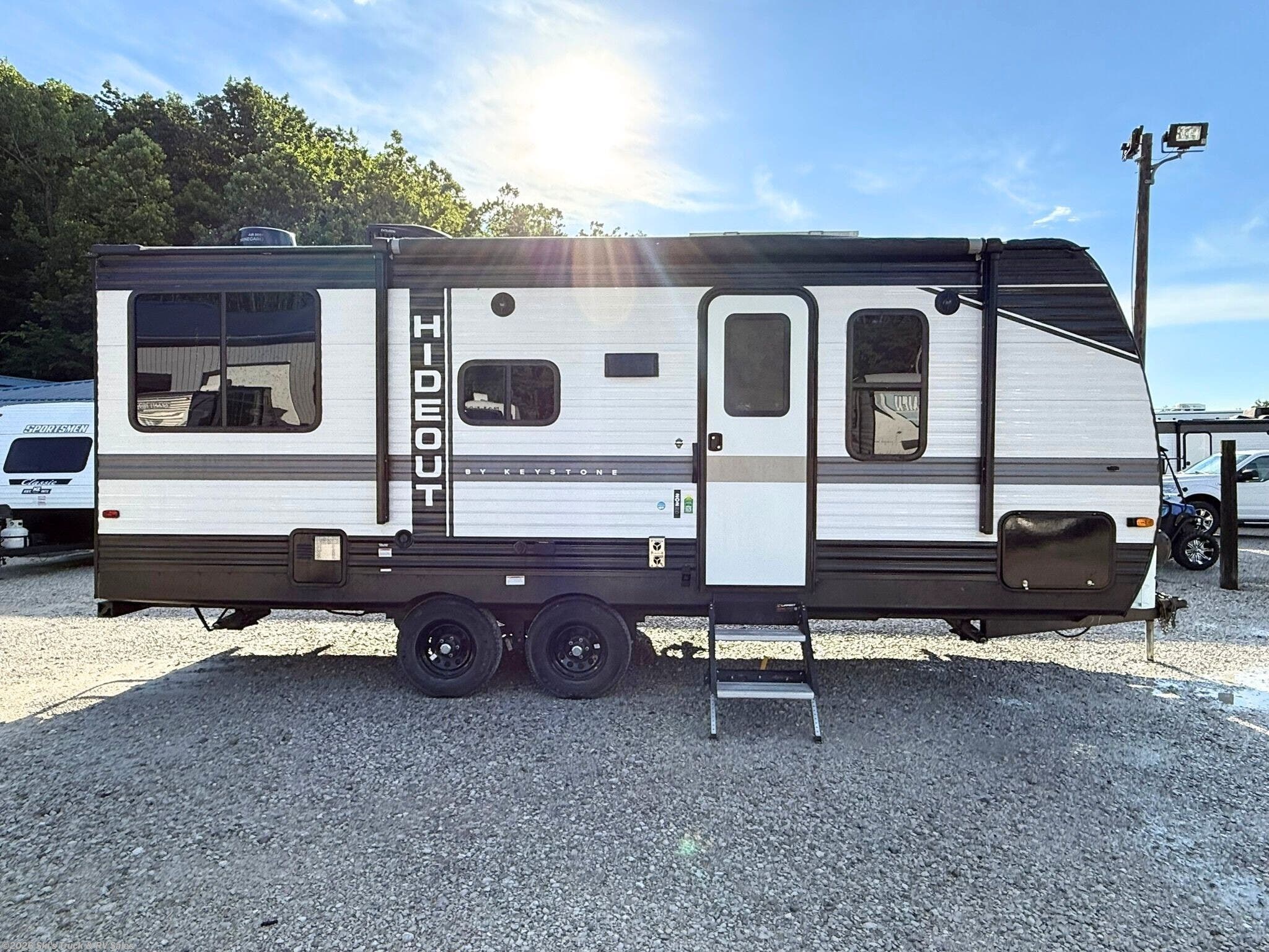 2022 Keystone Hideout 202RD - Used Travel Trailer For Sale by Ski's Truck & RV Sales in Rockville, Indiana