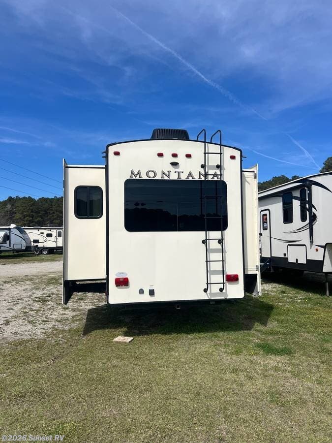 2018 Keystone Montana 3731fl - Used Fifth Wheel For Sale by Sunset RV in Sunset Beach, North Carolina features Leveling Jacks, Dryer, Microwave, Power Awning, Oven