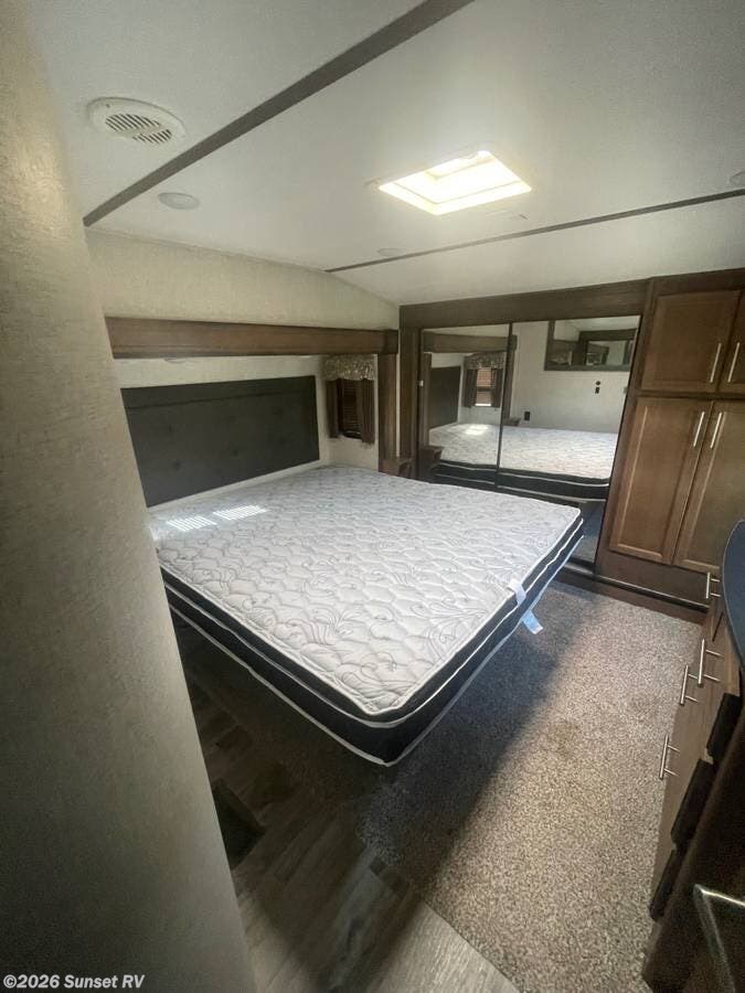 2019 Keystone Cougar 311RES - Used Fifth Wheel For Sale by Sunset RV in Sunset Beach, North Carolina features Refrigerator, Microwave, Power Awning, Slideout, Oven