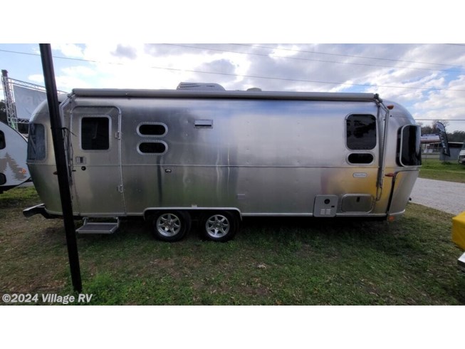 2022 Airstream 25FB QRH - Used Travel Trailer For Sale by Village RV in Ocala, Florida