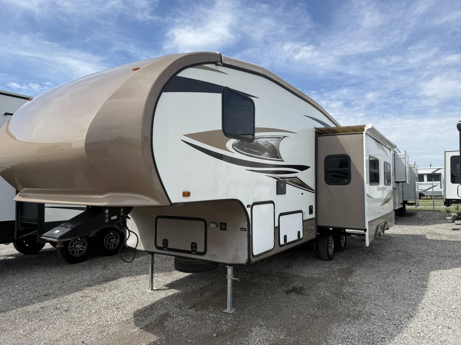 2013 Cruiser 27RLX by CrossRoads from Premier RV  in Blue Grass, Iowa