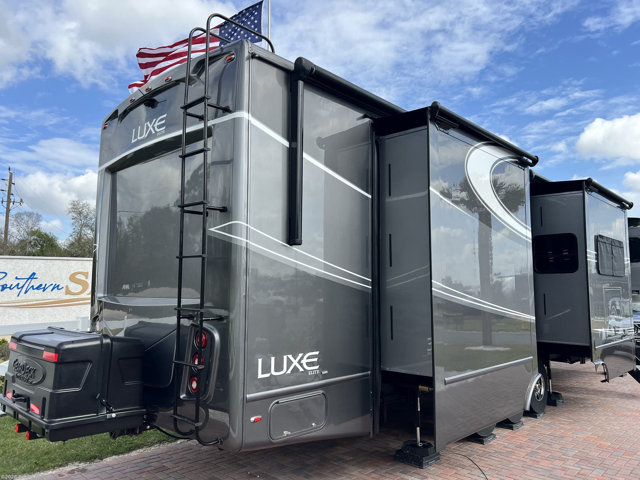 2022 Luxe Elite 44FL - Used Fifth Wheel For Sale by For Sale By Owner in Tampa, Florida features Medicine Cabinet, Satellite Dish, Dryer, LED HDTV, Smoke Detector