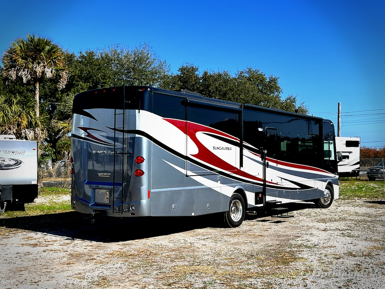 2015 Itasca Suncruiser 37F - Used Class A For Sale by Optimum RV - Mims in Mims, Florida features Slideout