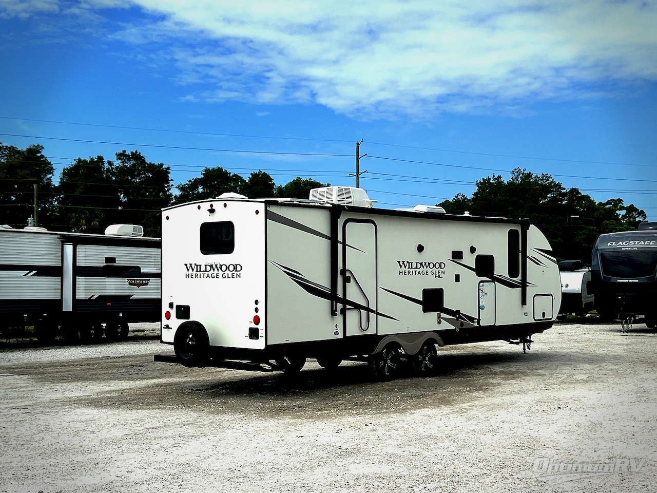 2022 Forest River Wildwood Heritage Glen Hyper-Lyte 25RBHL - Used Travel Trailer For Sale by Optimum RV - Mims in Mims, Florida features Awning, Slideout