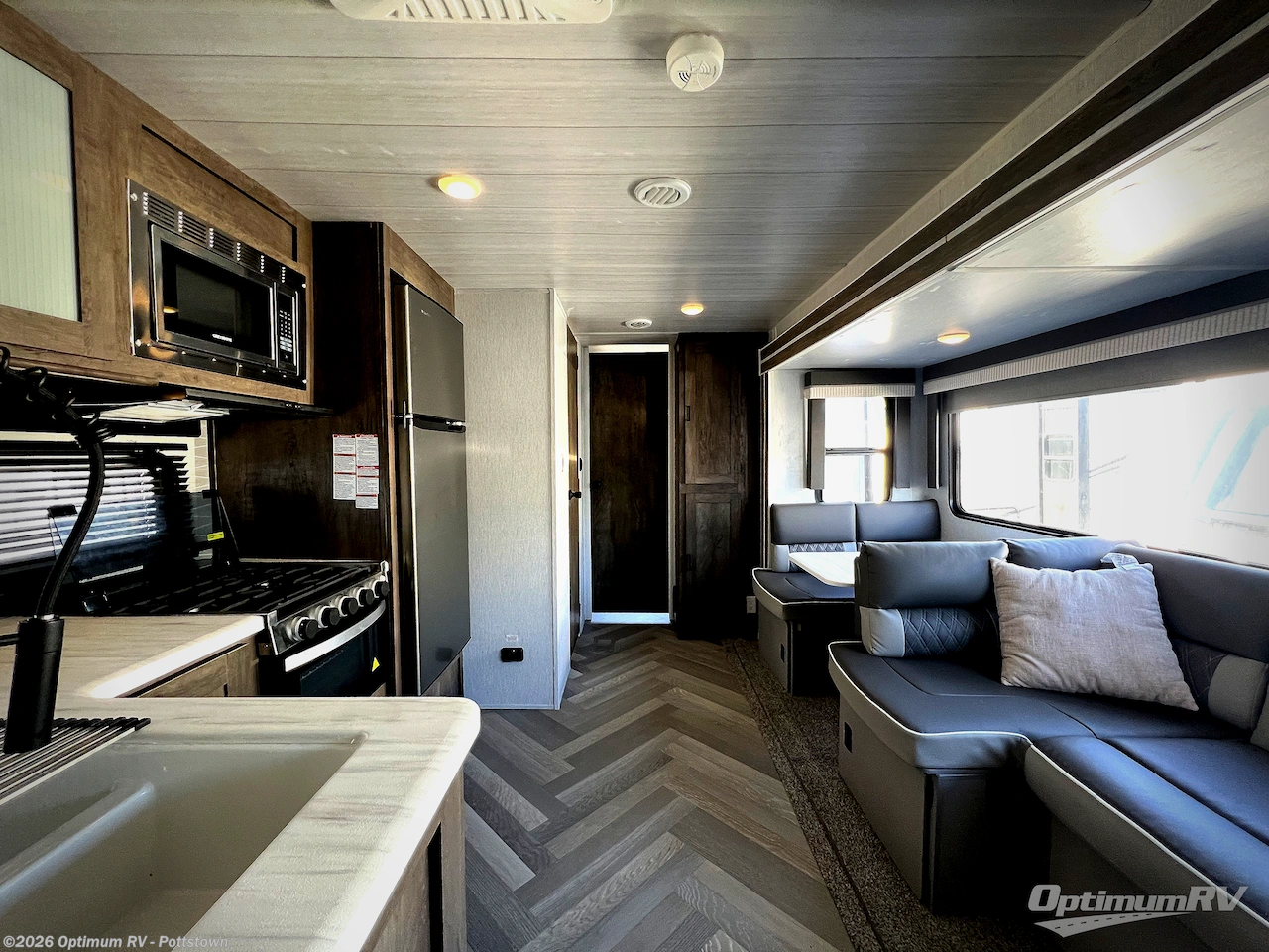 2022 Forest River Salem 33TS - Used Travel Trailer For Sale by Optimum RV - Pottstown in Pottstown, Pennsylvania features Slideout, Awning