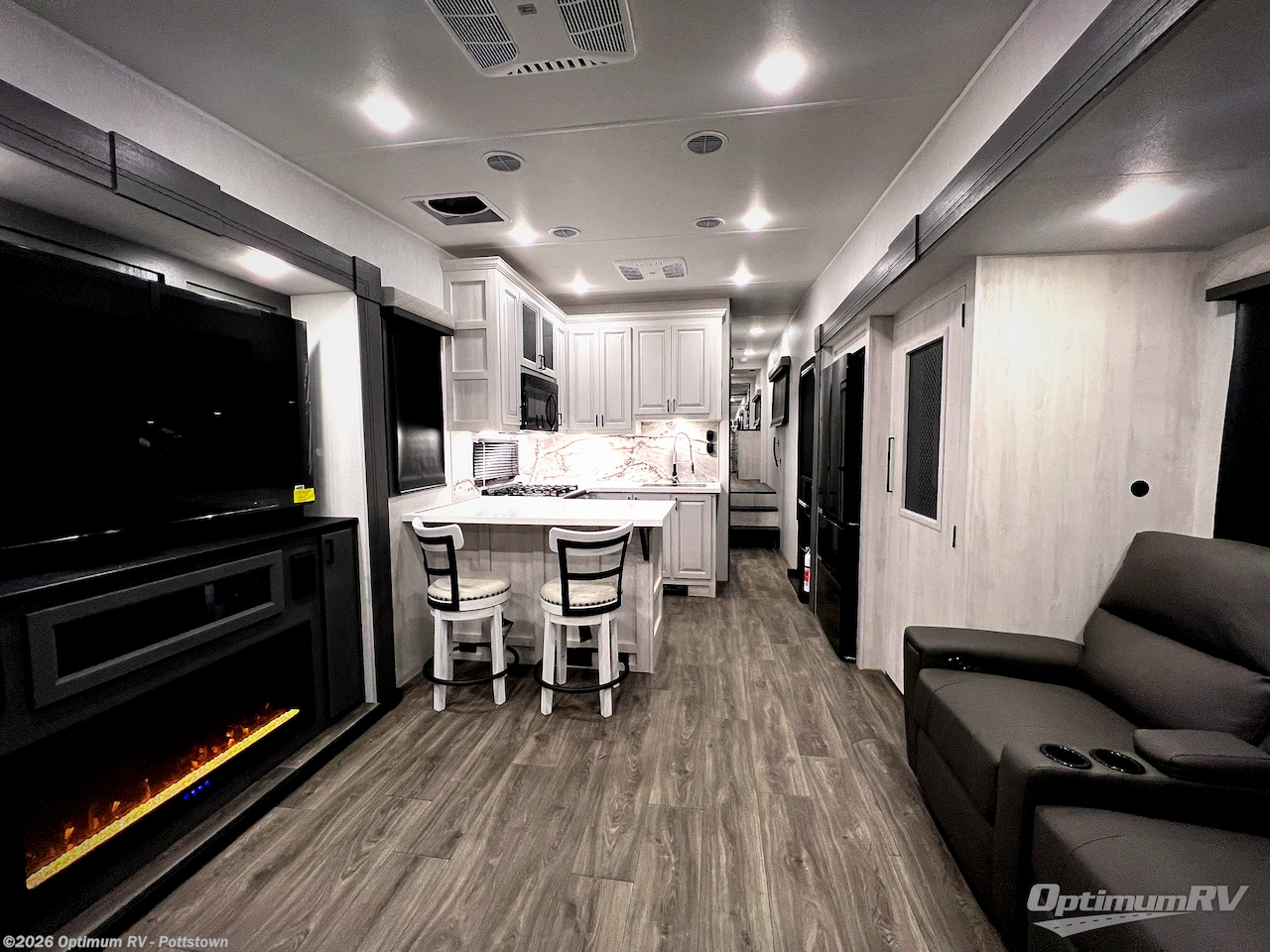 New 2026 East to West Ahara 383UR available in Pottstown, Pennsylvania