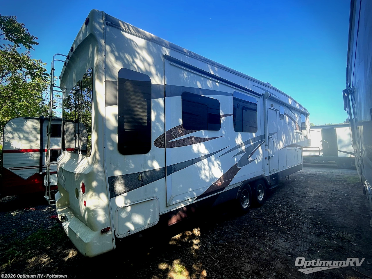 2010 Carriage Cameo 35SB3 - Used Fifth Wheel For Sale by Optimum RV - Pottstown in Pottstown, Pennsylvania features Slideout