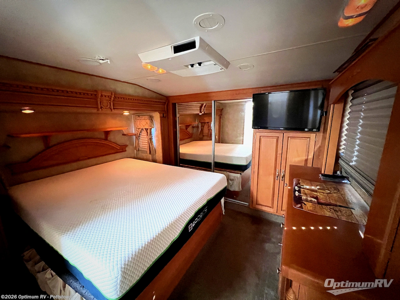 Used 2009 Forest River Cardinal 34QRL available in Pottstown, Pennsylvania