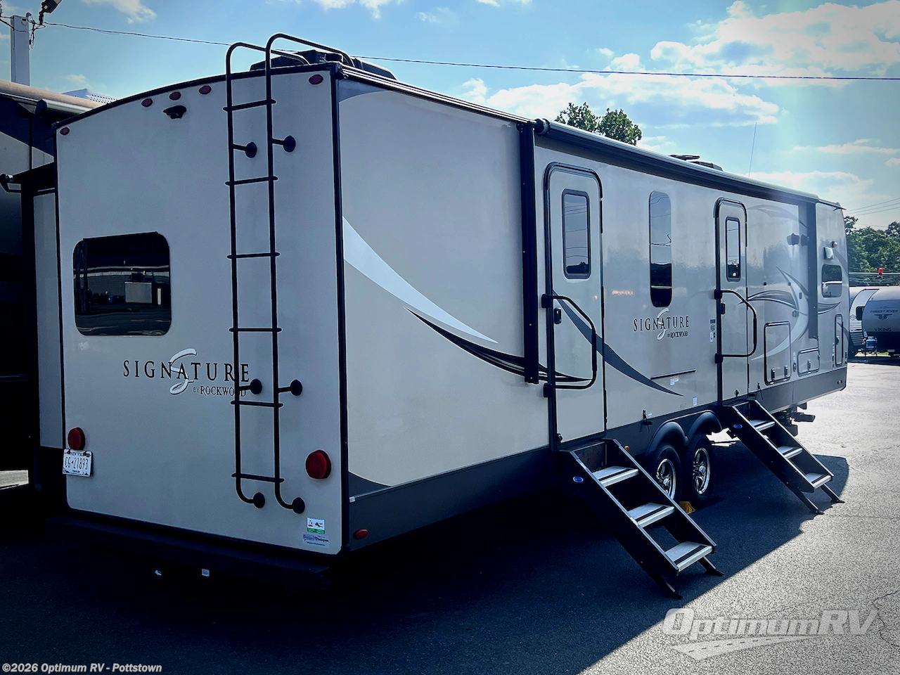 2020 Forest River Rockwood Signature Ultra Lite 8335SB - Used Travel Trailer For Sale by Optimum RV - Pottstown in Pottstown, Pennsylvania features Slideout, Awning