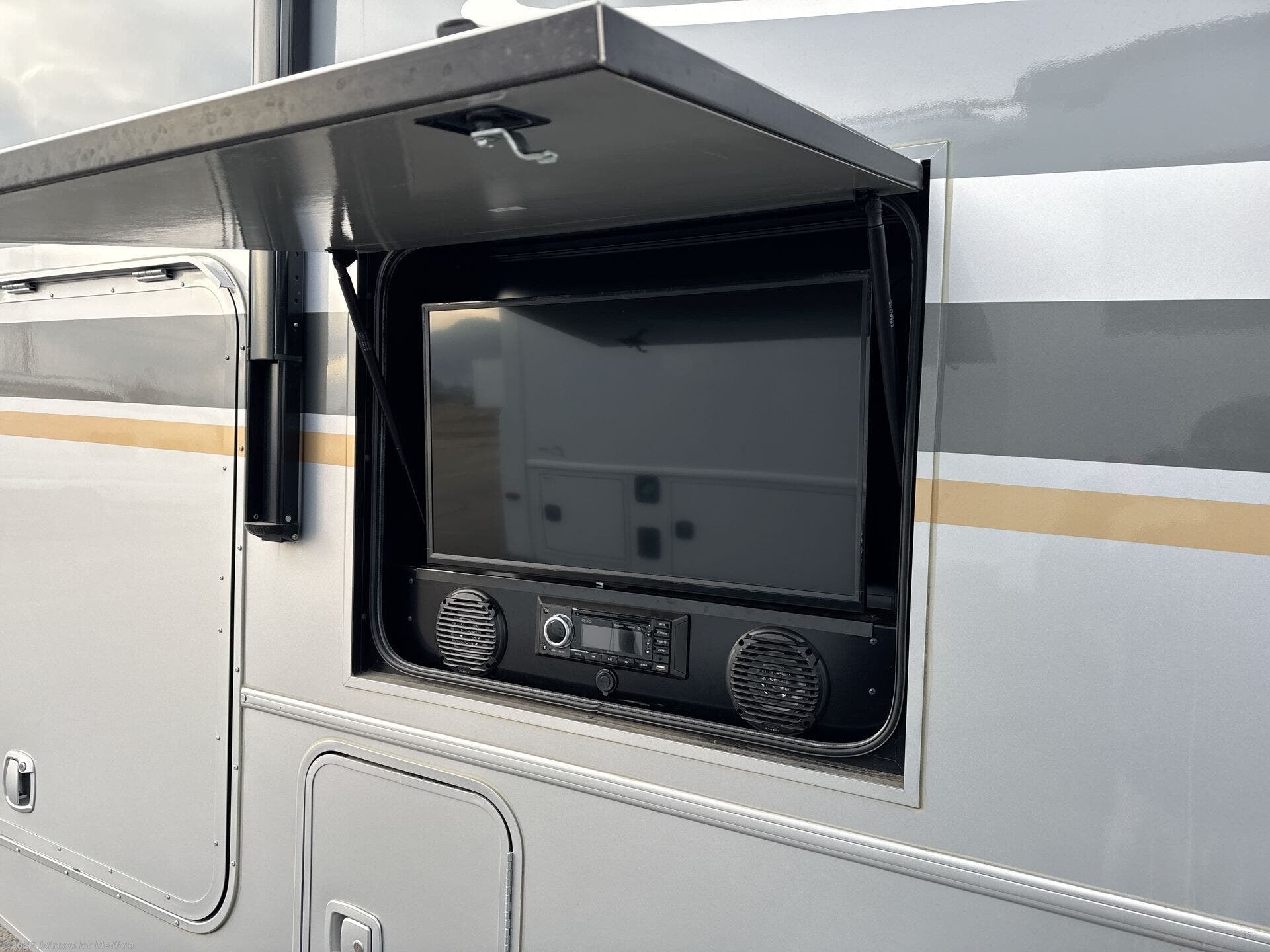 2021 Adventurer 29B by Winnebago from Johnson RV Medford in Medford, Oregon