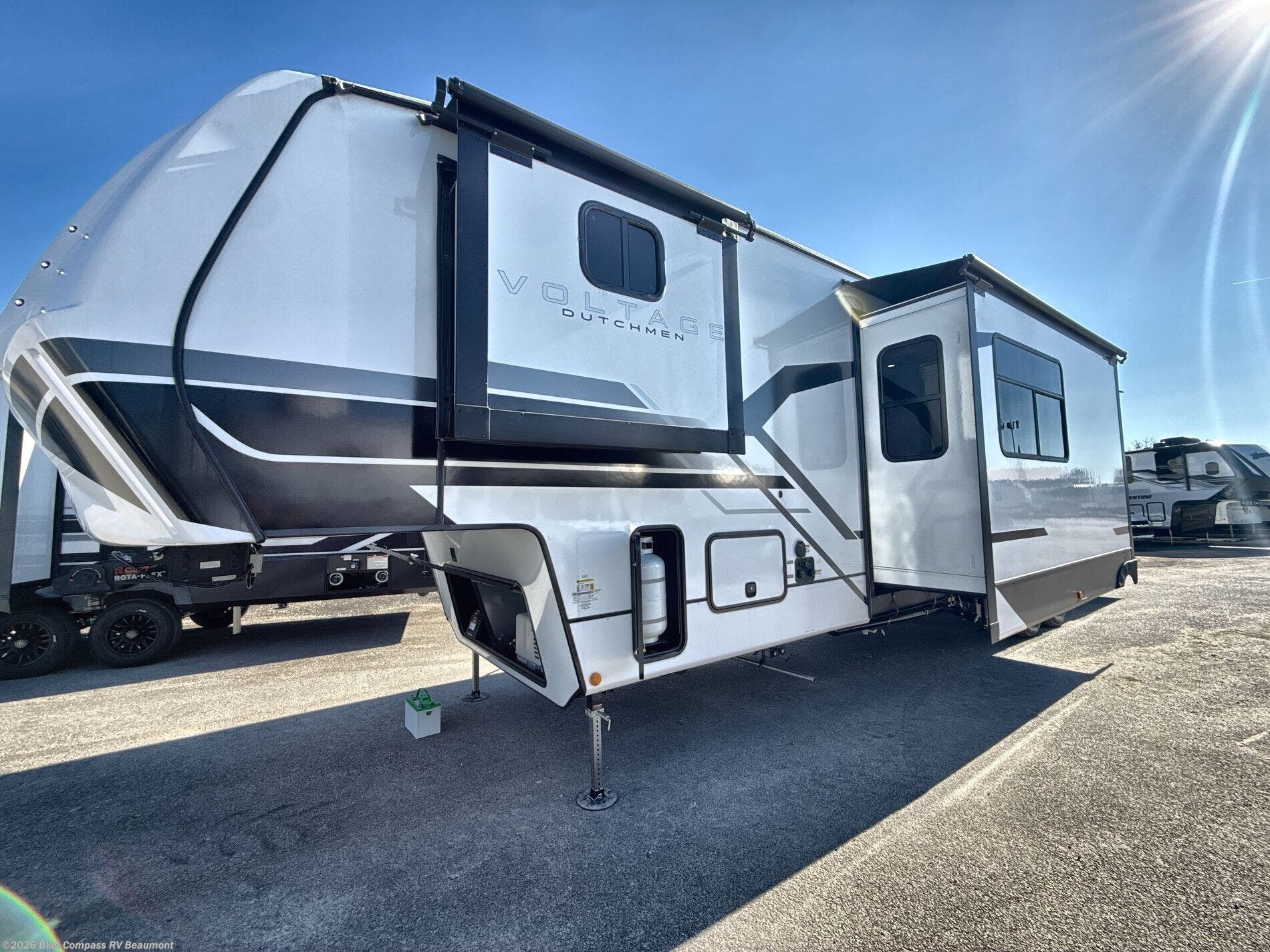 New 2026 Dutchmen Voltage V-Series 3800 available in Vidor, Texas