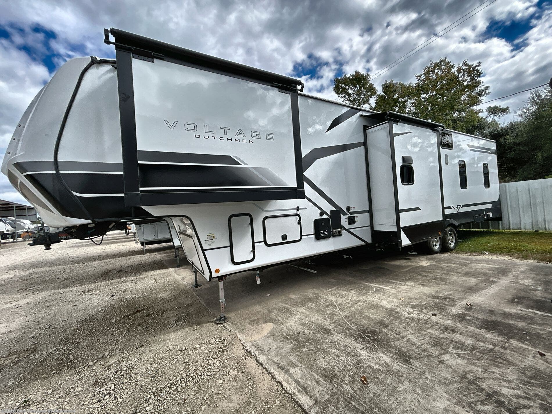 New 2026 Dutchmen Voltage V-Series 3850 available in Vidor, Texas