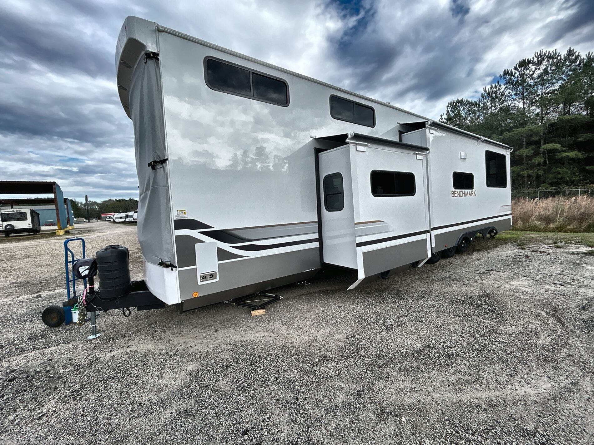 2026 Benchmark 44LFT by Alliance RV from Blue Compass RV Beaumont in Vidor, Texas