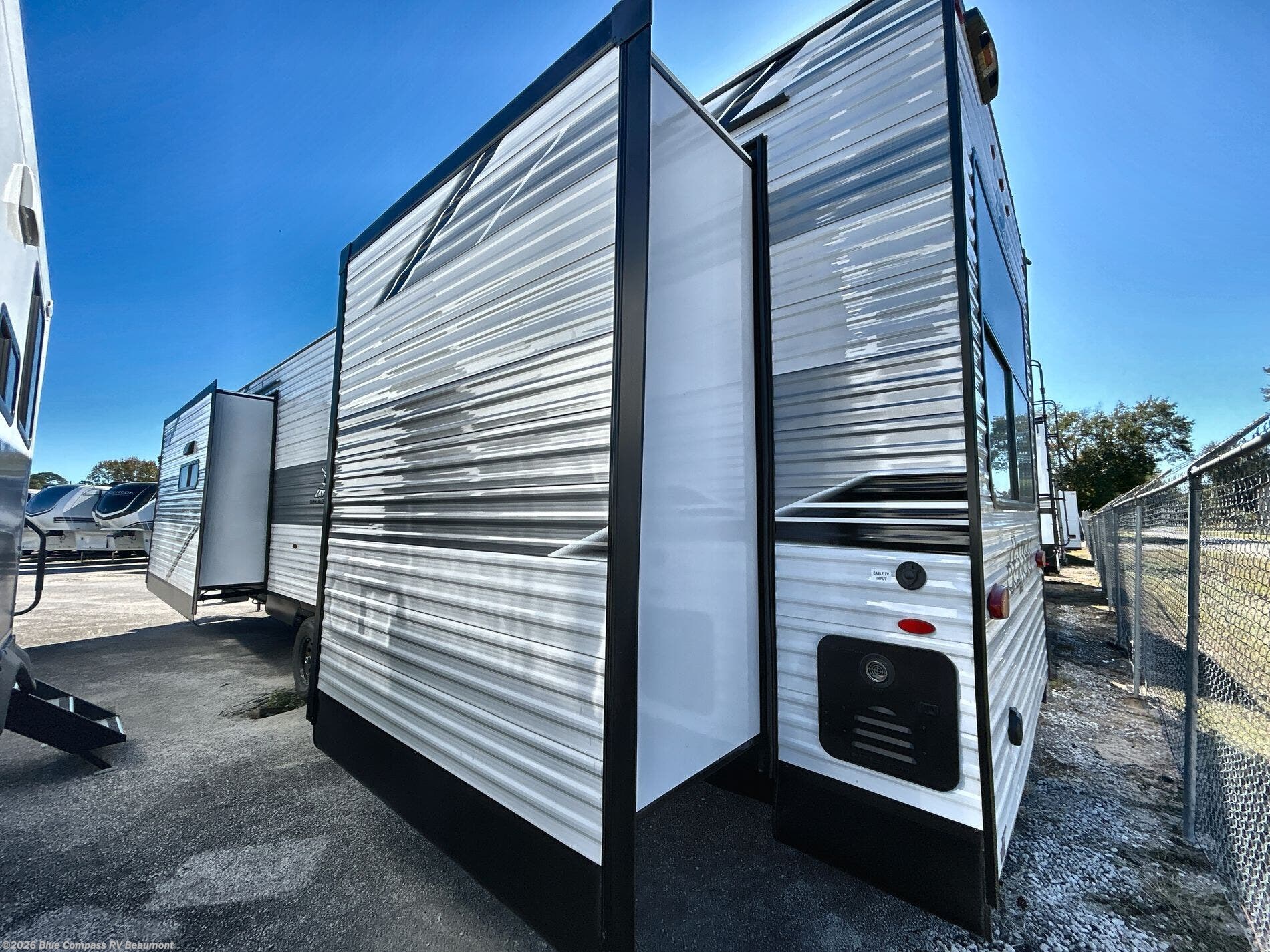 New 2026 Jayco Jay Flight Bungalow 401FLTS DS available in Vidor, Texas