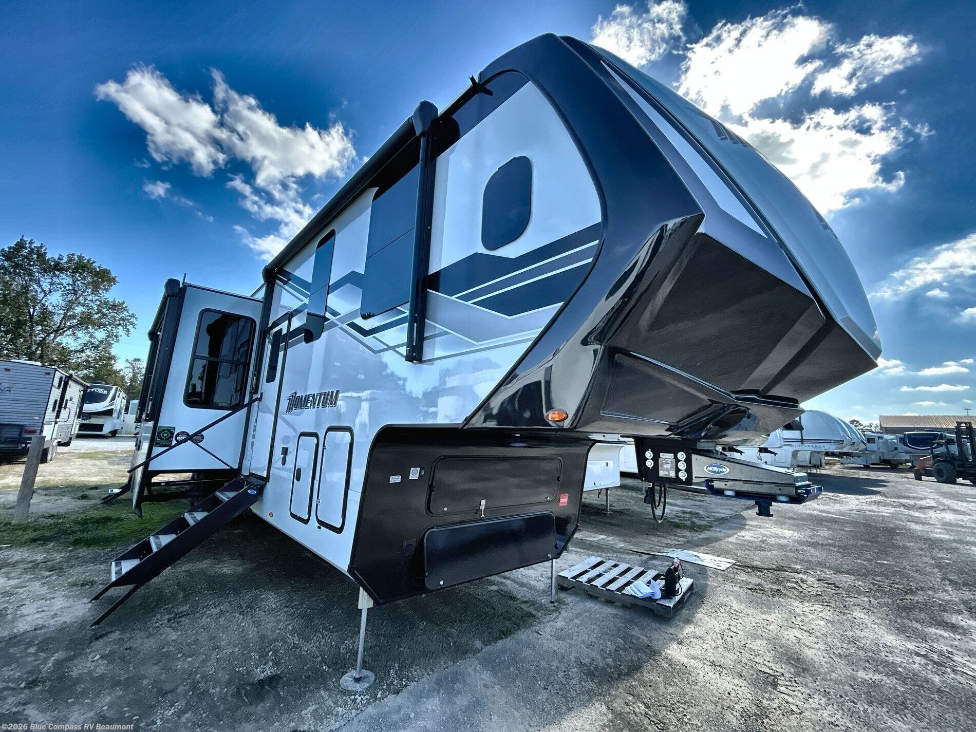 2026 Momentum 395MT by Grand Design from Blue Compass RV Beaumont in Vidor, Texas
