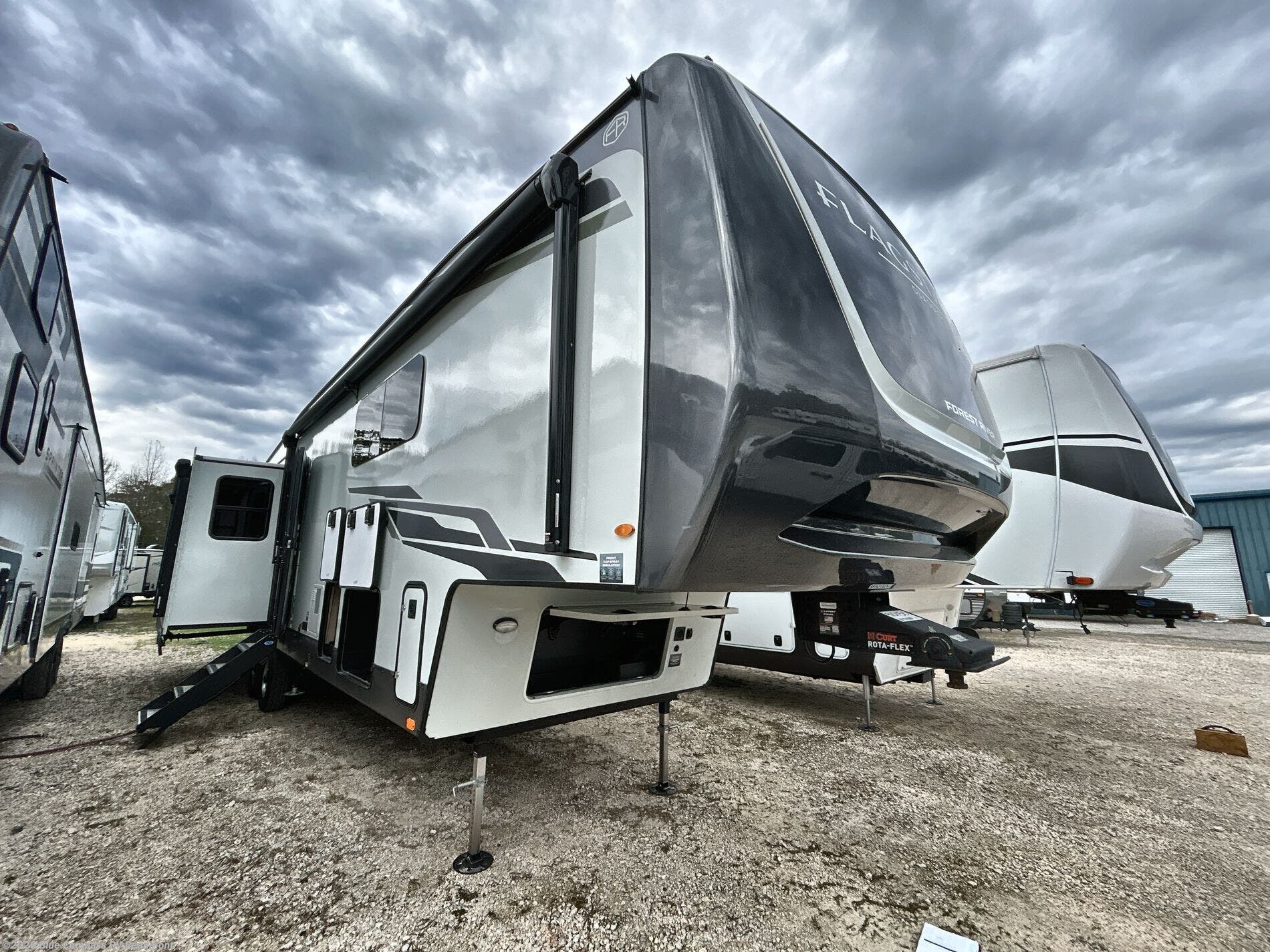 2026 Flagstaff Classic 401CFB by Forest River from Blue Compass RV Beaumont in Vidor, Texas