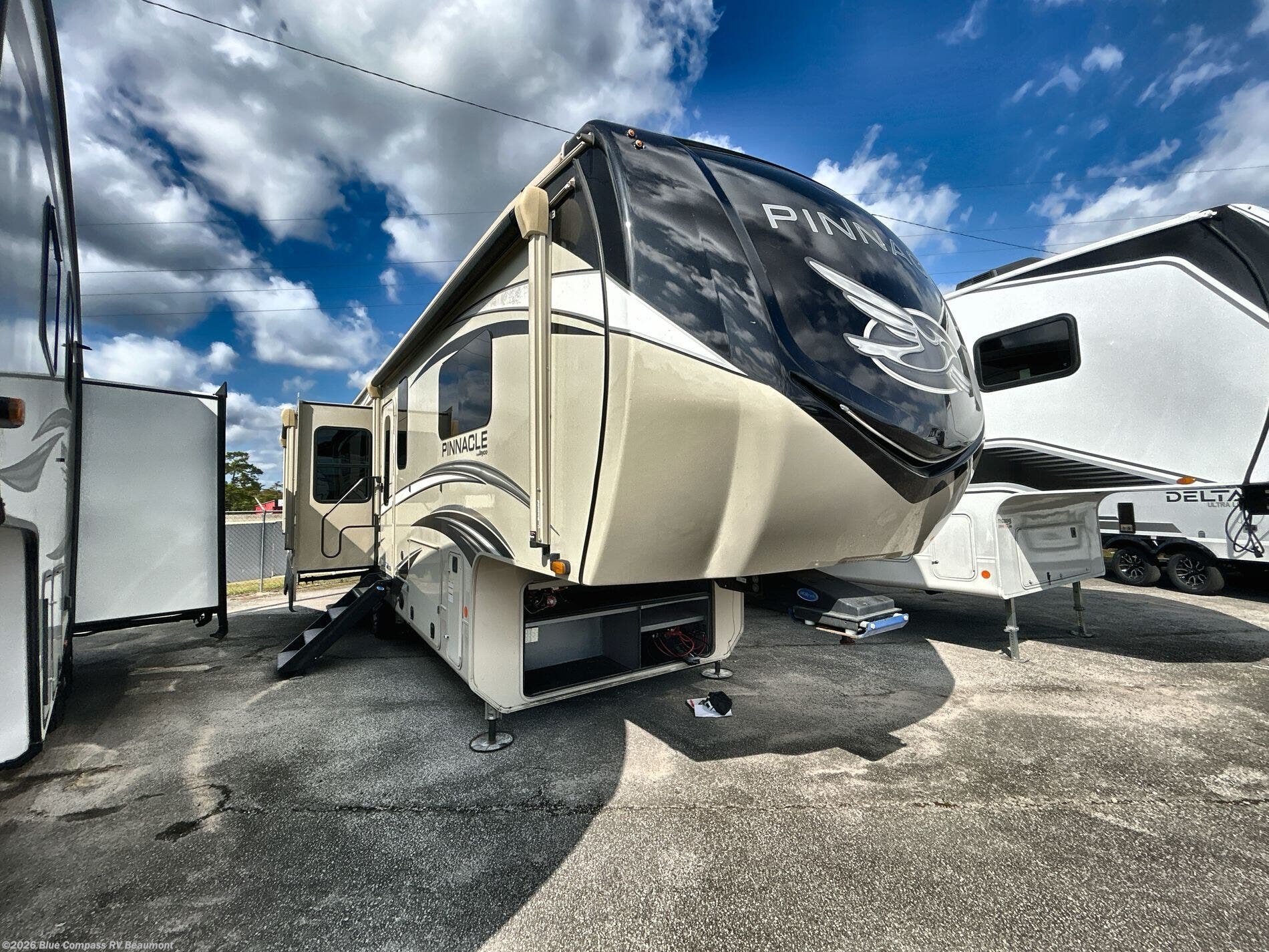 2022 Jayco Pinnacle 32RLTS - Used Fifth Wheel For Sale by Blue Compass RV Beaumont in Vidor, Texas