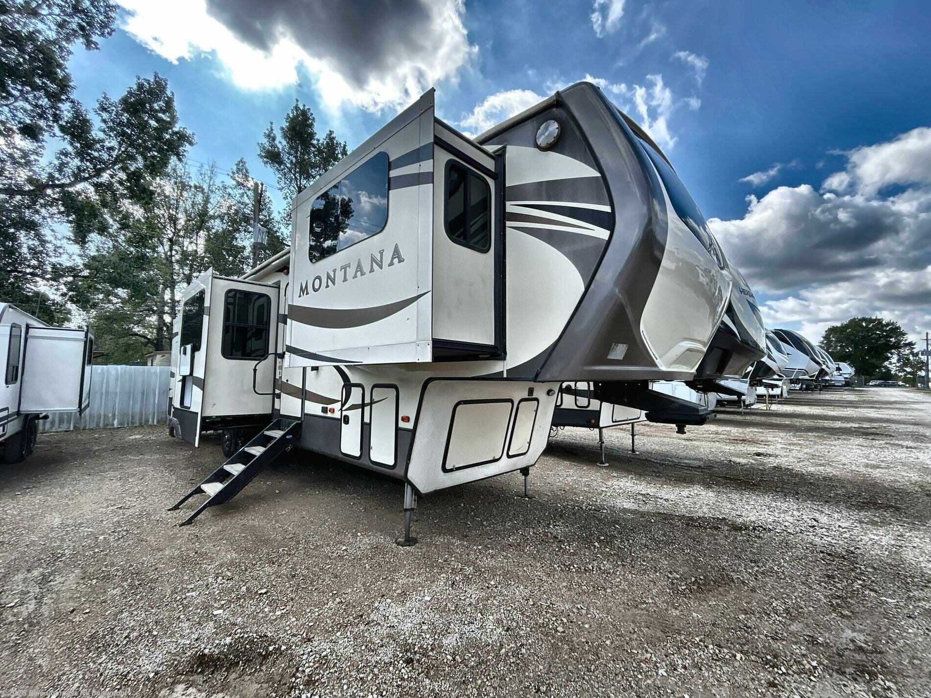 2017 Keystone Montana 3731FL - Used Fifth Wheel For Sale by Blue Compass RV Beaumont in Vidor, Texas