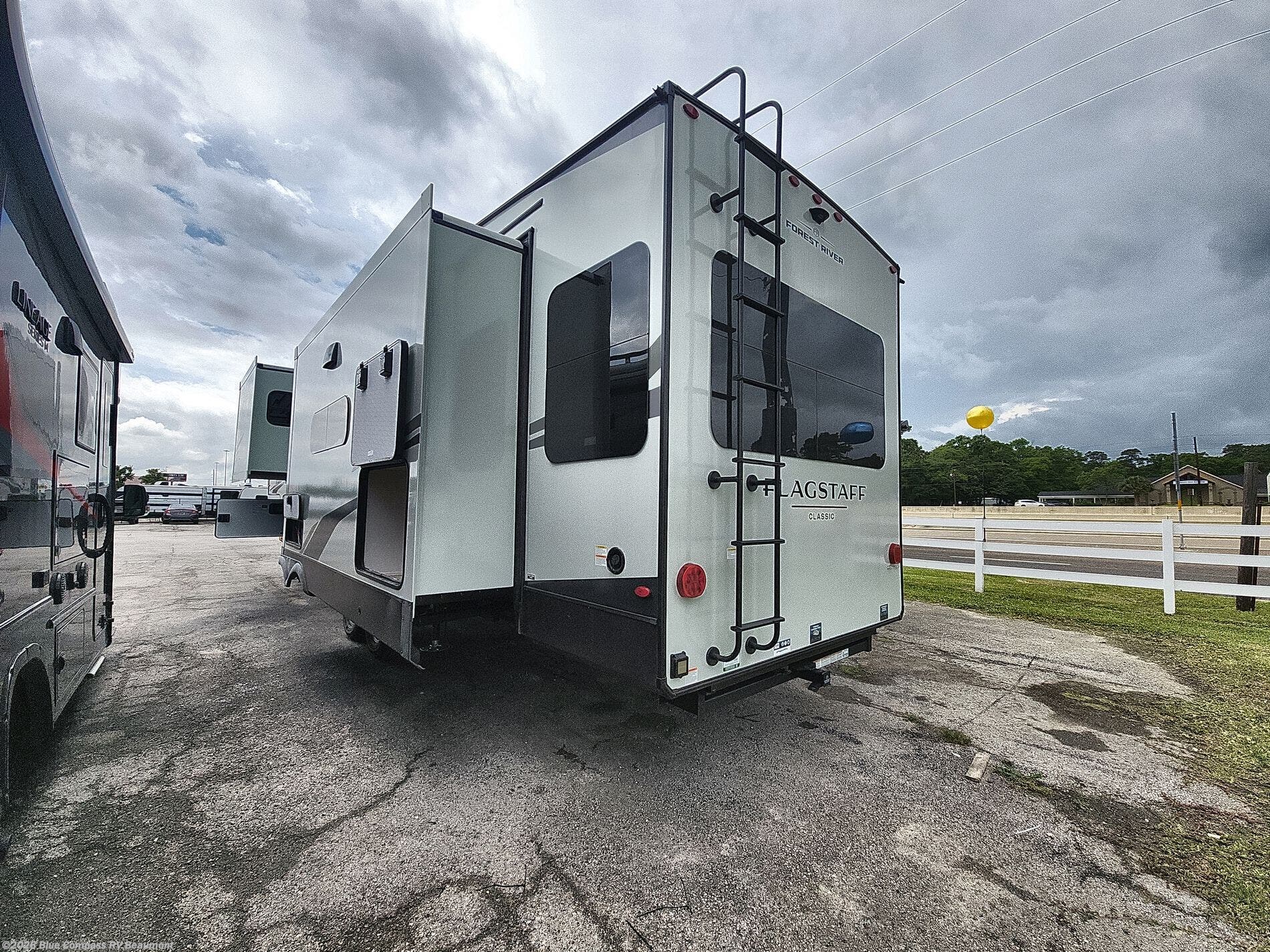 2026 Flagstaff Classic 401CFB by Forest River from Blue Compass RV Beaumont in Vidor, Texas