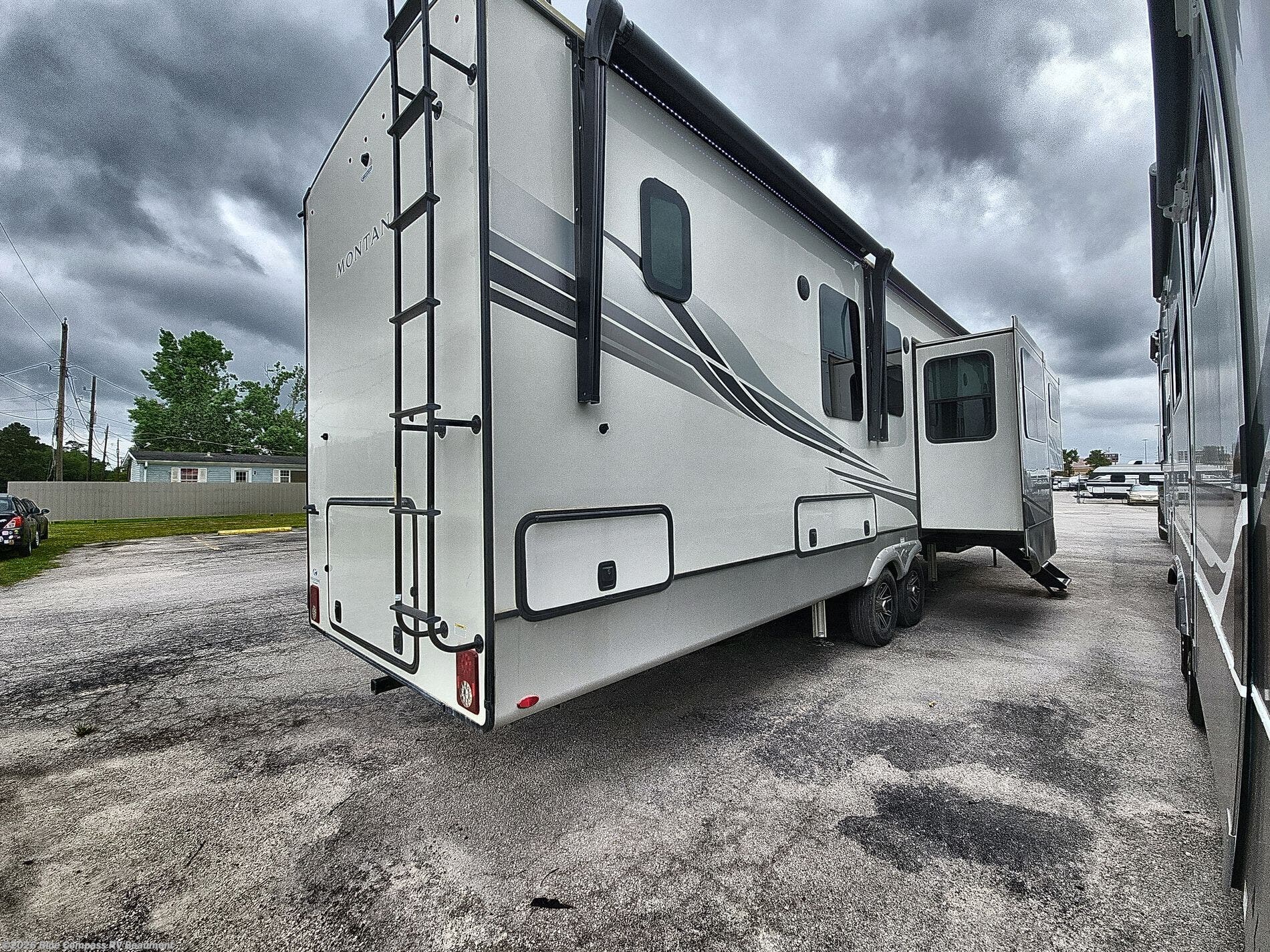 2023 Montana 3761FL by Keystone from Blue Compass RV Beaumont in Vidor, Texas