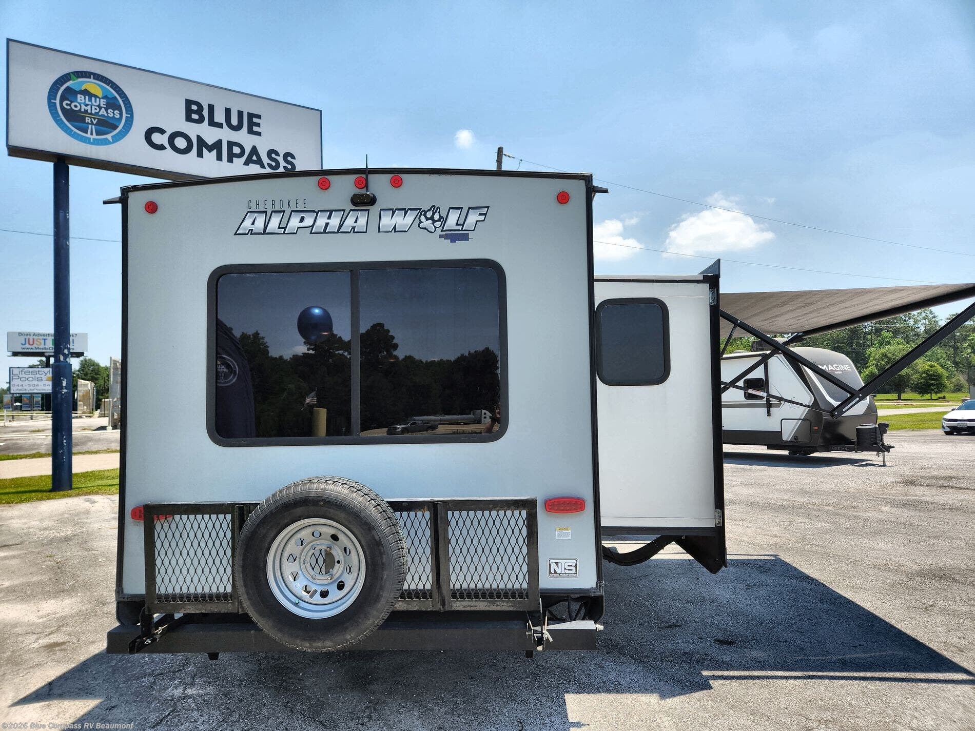 Used 2022 Forest River Cherokee Alpha Wolf 26RL available in Vidor, Texas