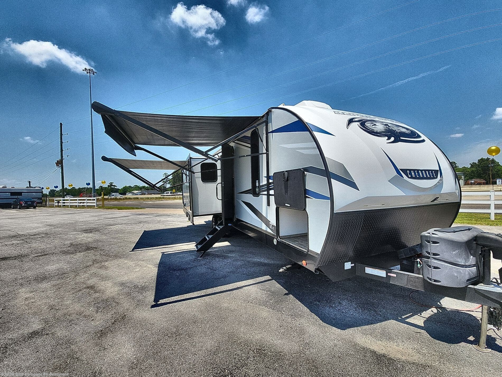 2022 Forest River Cherokee Alpha Wolf 26RL - Used Travel Trailer For Sale by Blue Compass RV Beaumont in Vidor, Texas