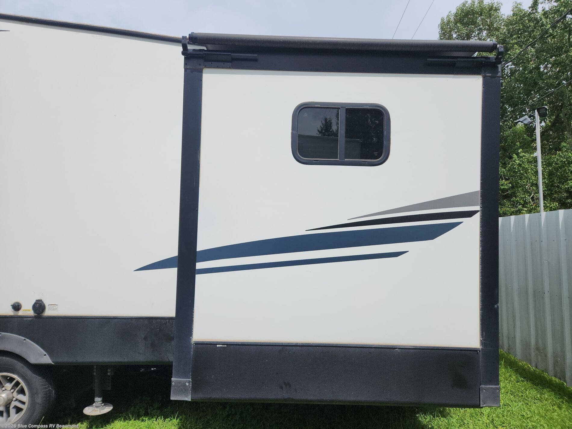 2023 Dutchmen Atlas 3342BHF - Used Travel Trailer For Sale by Blue Compass RV Beaumont in Vidor, Texas
